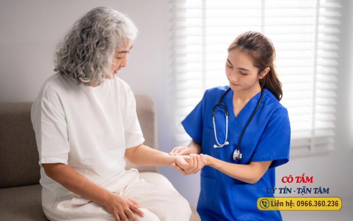 Giúp việc chăm người bệnh: Tinh tế trong chăm sóc