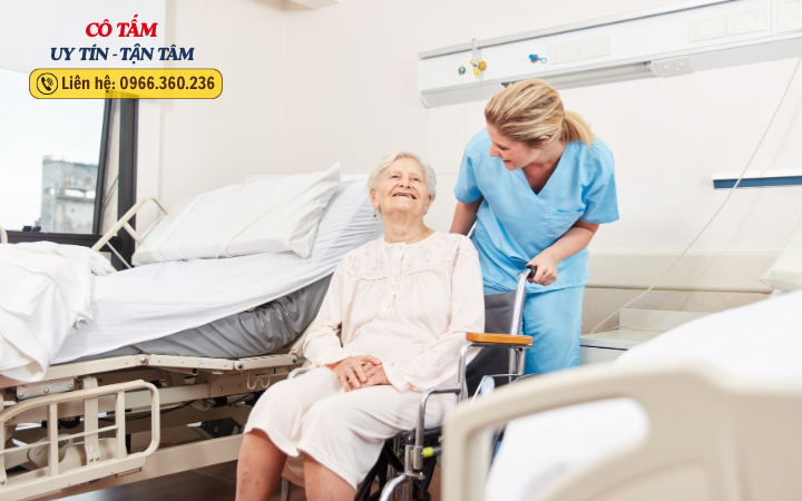 Chăm sóc người bệnh bằng tâm huyết của người giúp việc .