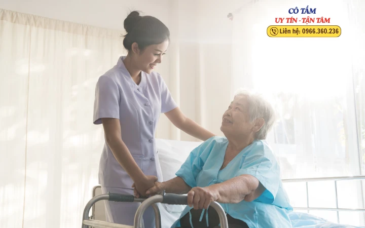 Tìm giúp việc chăm người già qua mạng xã hội tiện lợi