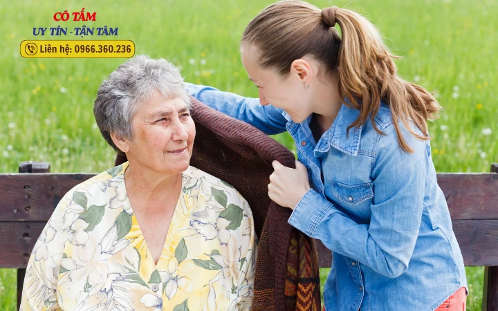 Chia sẻ các nguồn tìm người giúp việc chăm người già uy tín