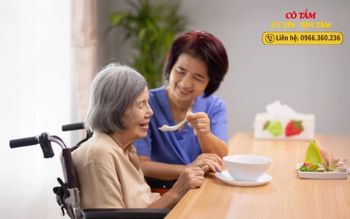 Giúp việc chăm người già - Món quà tinh thần quý giá