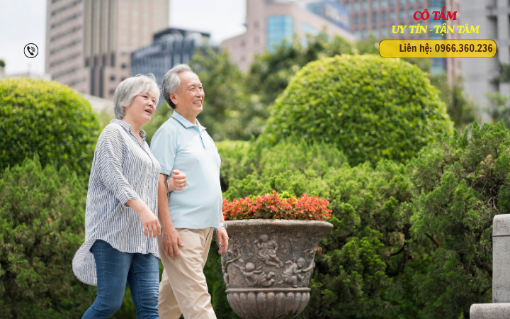 Tận dụng giúp việc chăm người già tiết kiệm thời gian