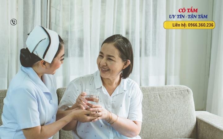 Mẹo quản lý chi phí khi thuê giúp việc chăm người già