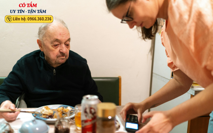 Tìm người giúp việc chăm người già qua mạng xã hội.