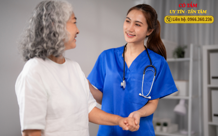 Tìm người giúp việc chăm người già với dịch vụ uy tín