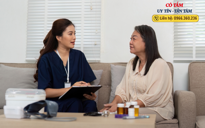 An tâm giao phó với giúp việc chăm sóc người già