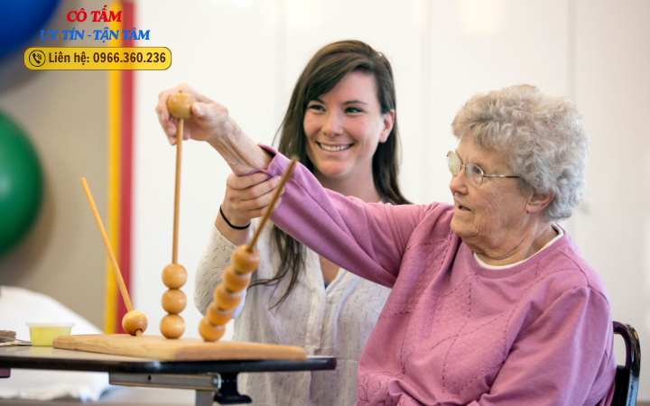 Giúp việc chăm sóc người già: Đảm bảo yên tâm cho người thân