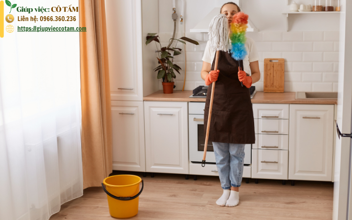 Phía sau sự chăm sóc của người giúp việc nhà