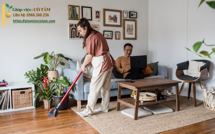 Cảm động câu chuyện về giúp việc nhà và gia đình. Trong nhịp sống hiện đại đầy vội vã, hình ảnh người giúp việc nhà không chỉ dừng lại ở những công việc đơn thuần. Đằng sau những tiếng chổi, những bữa cơm nóng hổi là vô vàn câu chuyện chan chứa tình cảm, sự hy sinh và gắn bó lặng thầm. Bài viết này sẽ đưa bạn đến với những câu chuyện cảm động, nơi mà người giúp việc trở thành một phần không thể thiếu của mỗi mái ấm. Qua từng phần, ta sẽ cùng khám phá vai trò sâu sắc của nghề giúp việc nhà và những câu chuyện khiến người đọc không khỏi xúc động.