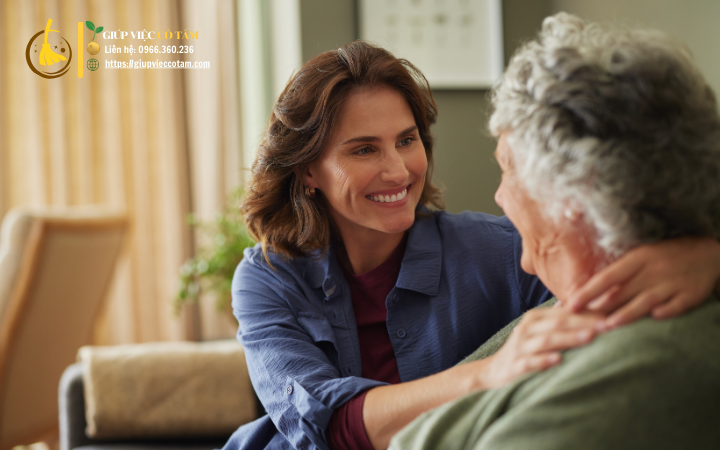 Duy trì sức khỏe mùa đông qua giúp việc chăm sóc người già.