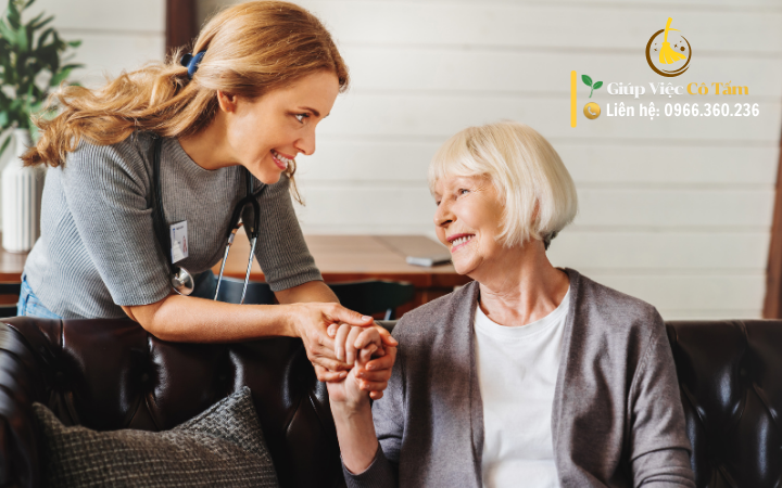 Khi nào cần tìm người chăm sóc người già cho gia đình?.