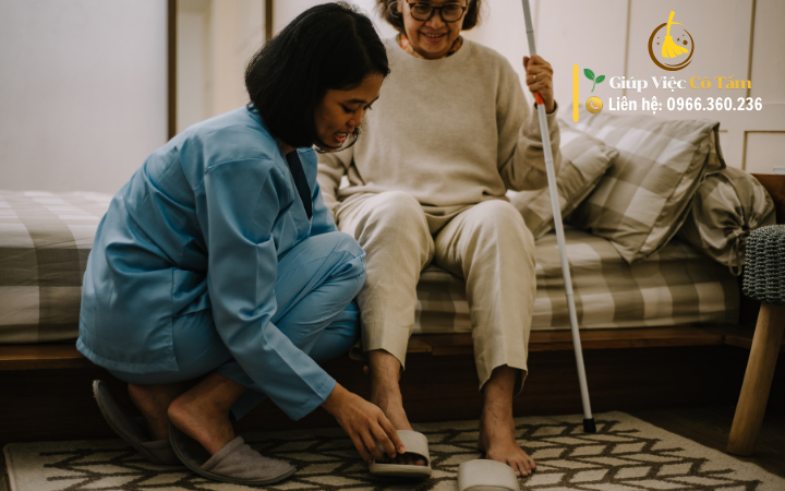 Công việc giúp việc chăm sóc người già cụ thể làm những gì.