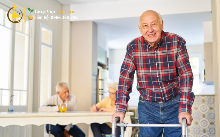 Tìm người giúp việc trông người già an toàn cho sức khỏe.