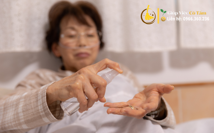 Tìm người giúp việc trông người già cho người bệnh Alzheimer.