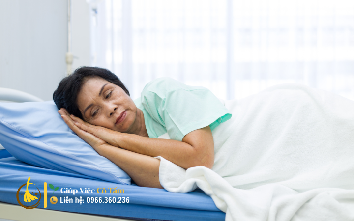 Tìm người giúp việc trông người già và vấn đề lương bổng