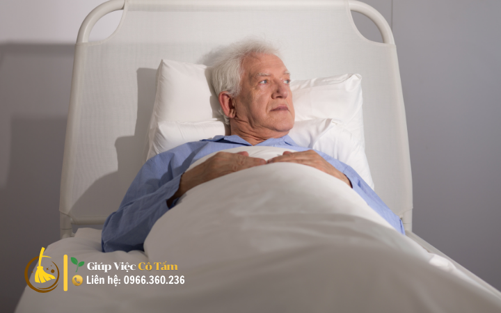 Mất thời gian? Giải pháp là thuê giúp việc chăm người già.