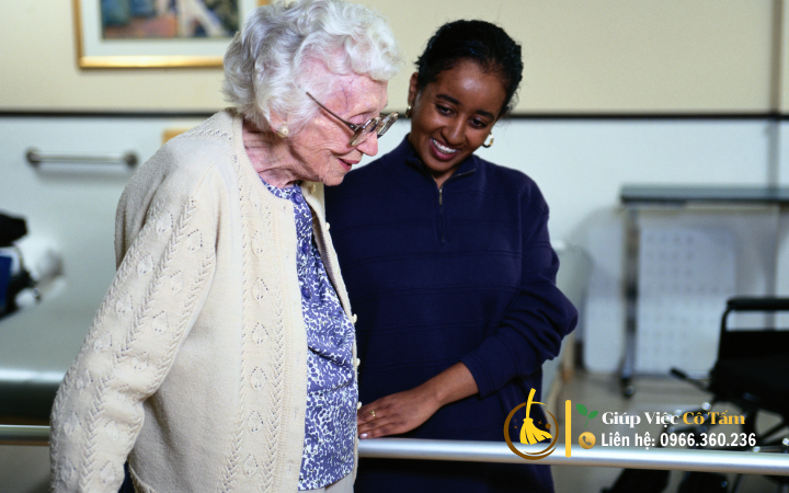 Tìm giúp việc chăm người già và làm sao để chi phí hợp lý?