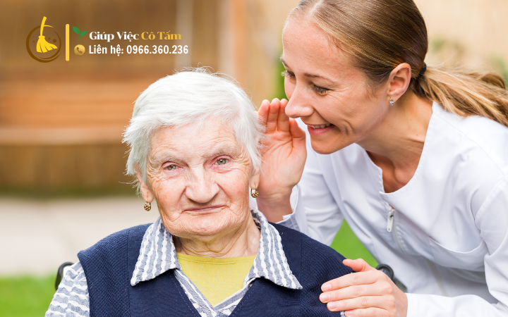 Tại sao nên tìm giúp việc chăm người già qua mạng?