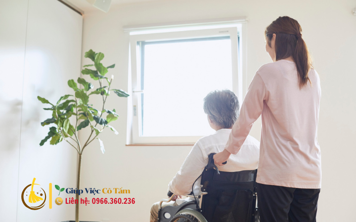 Tìm giúp việc chăm người già: Tìm kiếm và trải nghiệm thực tế.