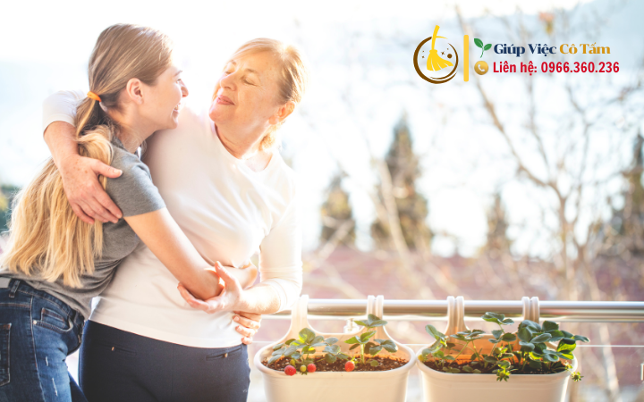 Tìm giúp việc chăm người già: Đừng quên hỏi những điều này