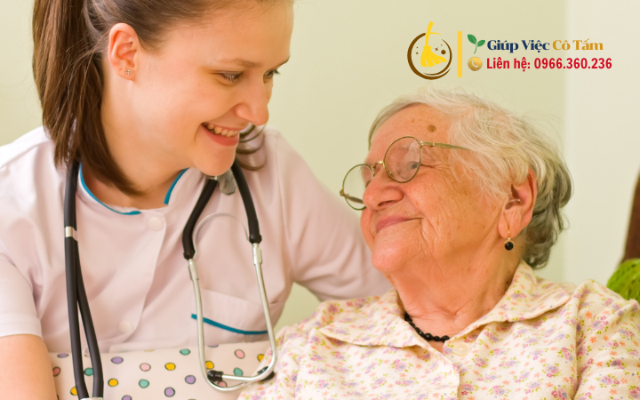 Lựa chọn và quản lý dịch vụ chăm sóc người già tại nhà đúng cách