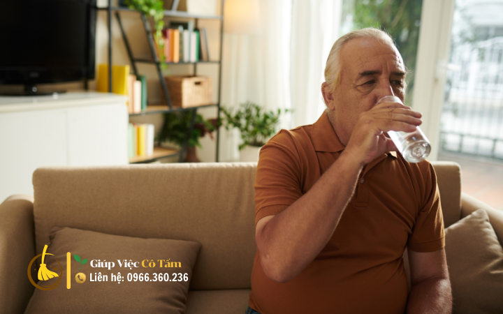 Nghe người giúp việc chia sẻ về dịch vụ chăm sóc người già tại nhà.