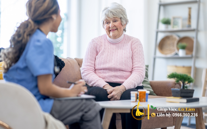 Phân tích tâm tư về lương giúp việc chăm người già trong cuộc sống