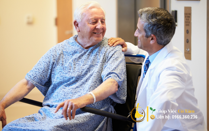 Bí mật về lương giúp việc chăm người già mà ít ai chia sẻ