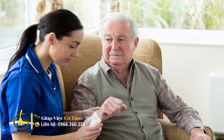 Sự thật về lương giúp việc chăm người già hiện nay