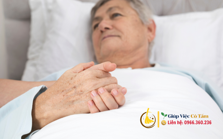 Xác định chuẩn mức lương giúp việc chăm người già hiện nay