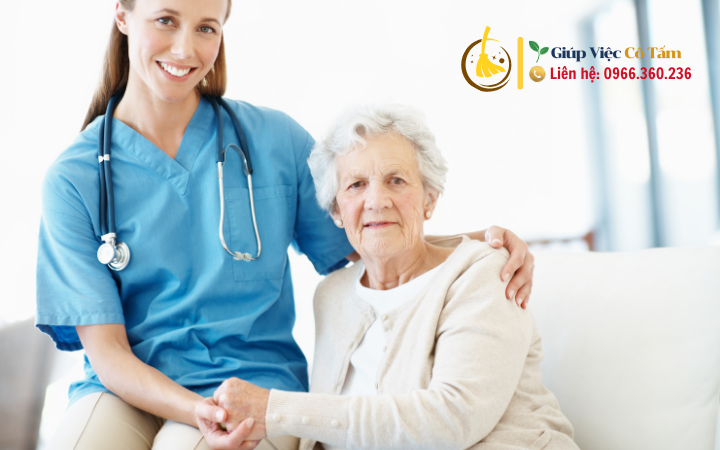 Câu chuyện niềm vui và nỗi lo khi tìm giúp việc chăm người già