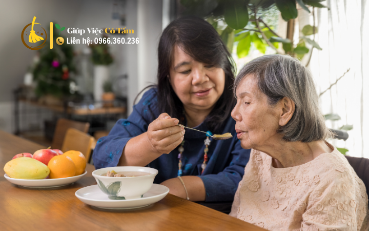 Giúp việc chăm người già: Thấu hiểu nỗi lòng các gia đình