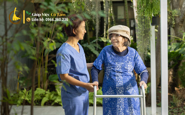 Giúp việc chăm người già: Có nên chọn theo cảm tính?