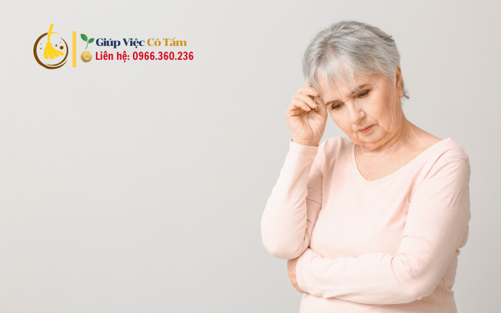 Tham khảo mức lương giúp việc chăm người già qua trung tâm