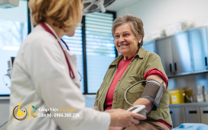 Cần nắm rõ lương giúp việc chăm người già trước khi thuê