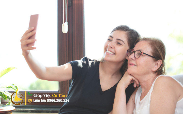 Hướng nhận lương giúp việc chăm người già qua lăng kính thực tế