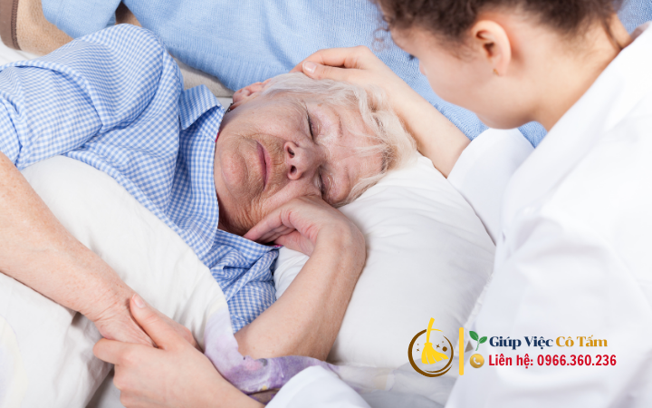 Khó khăn và thuận lợi khi xác định lương giúp việc chăm người già.