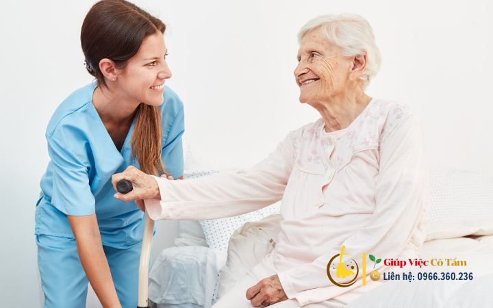 Bí quyết giữ ấm phòng bệnh chăm sóc người già vào mùa đông lạnh.Mùa đông lạnh giá mang theo nhiều rủi ro sức khỏe cho người cao tuổi, đặc biệt là các bệnh hô hấp và tim mạch. Bài viết này chia sẻ bí quyết giữ ấm hiệu quả, phòng ngừa bệnh tật khi chăm sóc người già. Với kinh nghiệm từ dịch vụ giúp việc chăm sóc người già, chúng tôi hướng dẫn cách áp dụng thực tế để bảo vệ sức khỏe người thân.