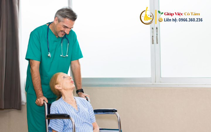 Học hỏi kinh nghiệm giúp việc chăm người già chuyên nghiệp.