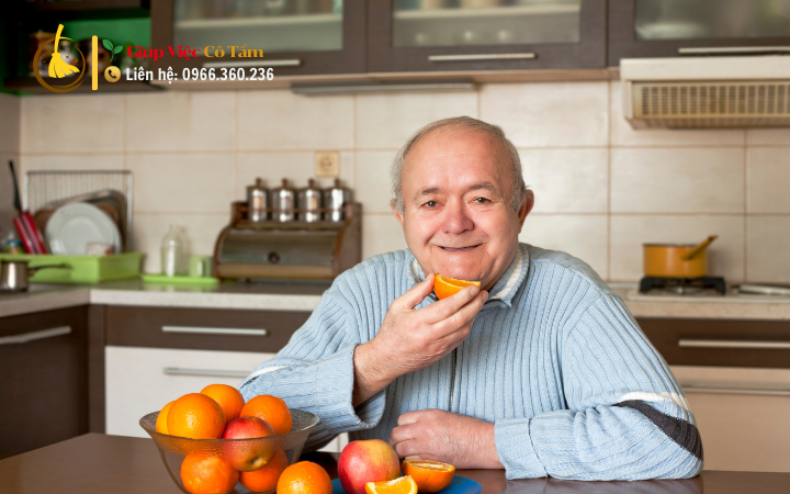 Giá giúp việc chăm người già ăn ở lại?.