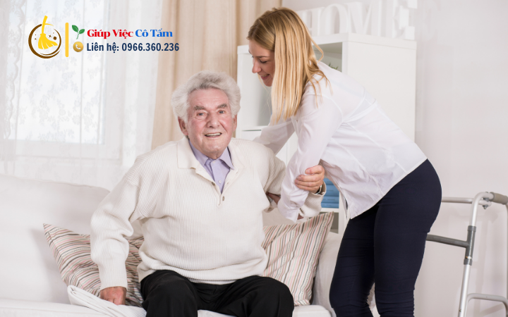 Cách giao tiếp hiệu quả khi chăm sóc người già bị tai biến.