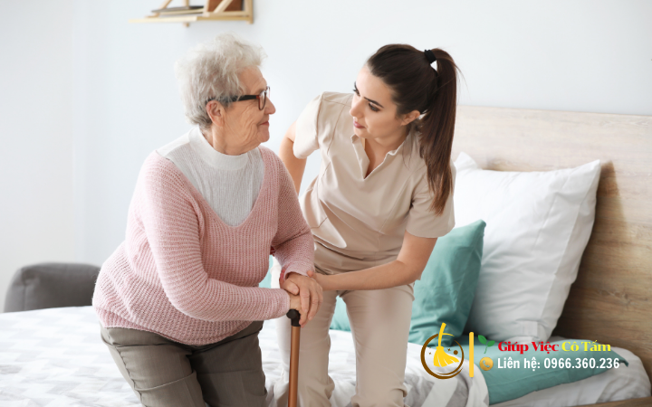 Vệ sinh đúng cách trong chăm sóc người già nằm một chỗ.
