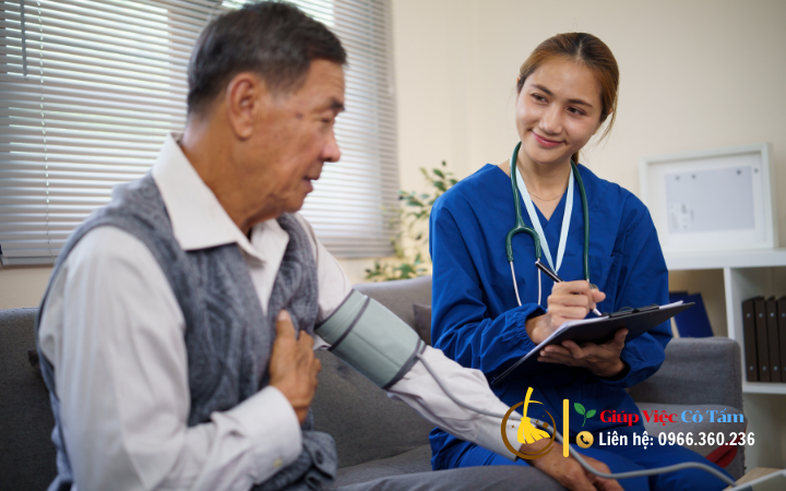 Tiền thuê người chăm sóc người già | Bảng giá mới nhất