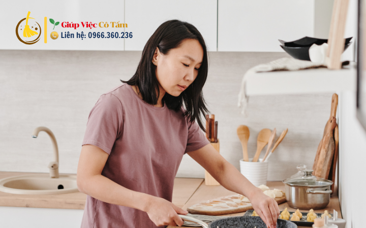 Khéo tay nấu ăn cho nghề giúp việc thêm thu hút. Bài viết khám phá cách kỹ năng nấu ăn khéo léo nâng tầm nghề giúp việc, giúp người lao động trở nên hấp dẫn hơn với gia chủ. Chúng tôi phân tích tầm quan trọng, kỹ năng cần thiết, lợi ích thực tế và cách chọn dịch vụ uy tín như Giúp việc Cô Tấm, mang đến giá trị chuyên sâu cho bạn đọc quan tâm đến lĩnh vực này.