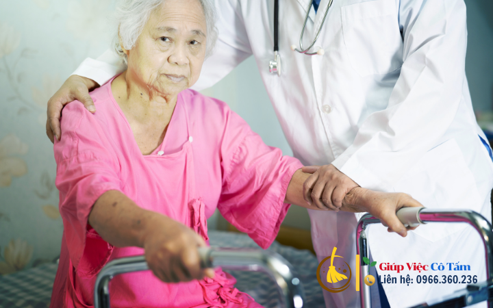 Phát hiện sớm dấu hiệu bệnh ở người bệnh cao tuổi.
