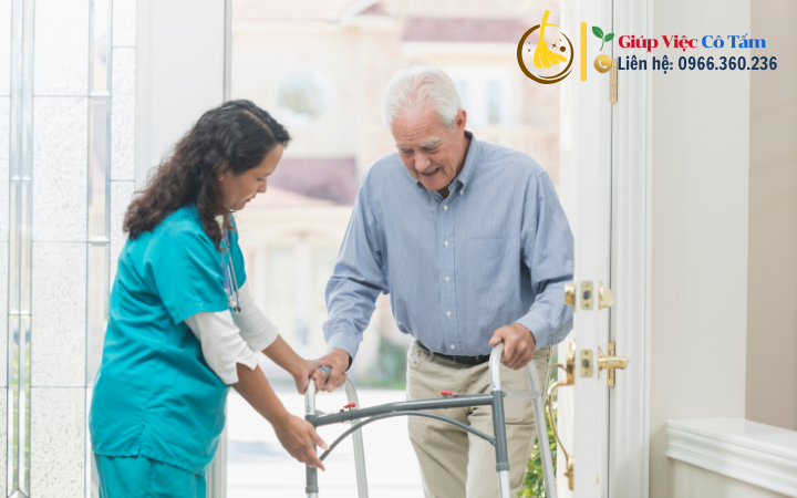 Chăm sóc người bệnh cao tuổi: Vai trò của người thân.