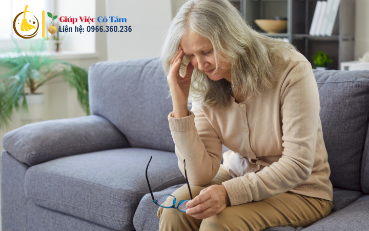 Chăm sóc người già bệnh nặng giúp giảm áp lực cho gia đình.