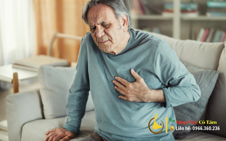 Vai trò của nhân viên y tế trong chăm sóc người già bệnh nặng.
