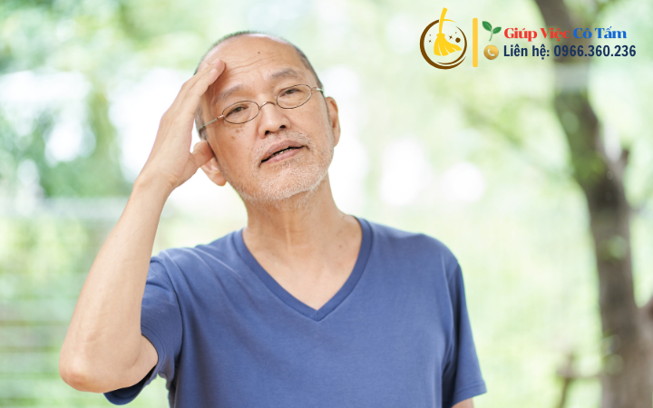 Chăm sóc người già mất trí nhớ cần kiên nhẫn và yêu thương.
