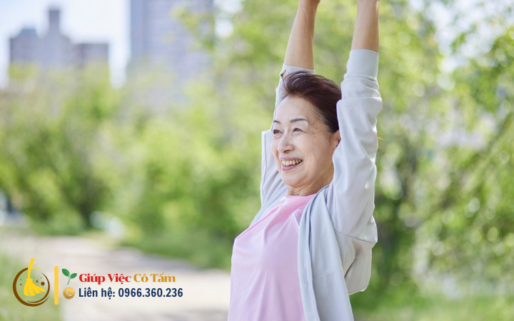 Chăm người già sống một mình giữ gìn sức khỏe lâu dài.